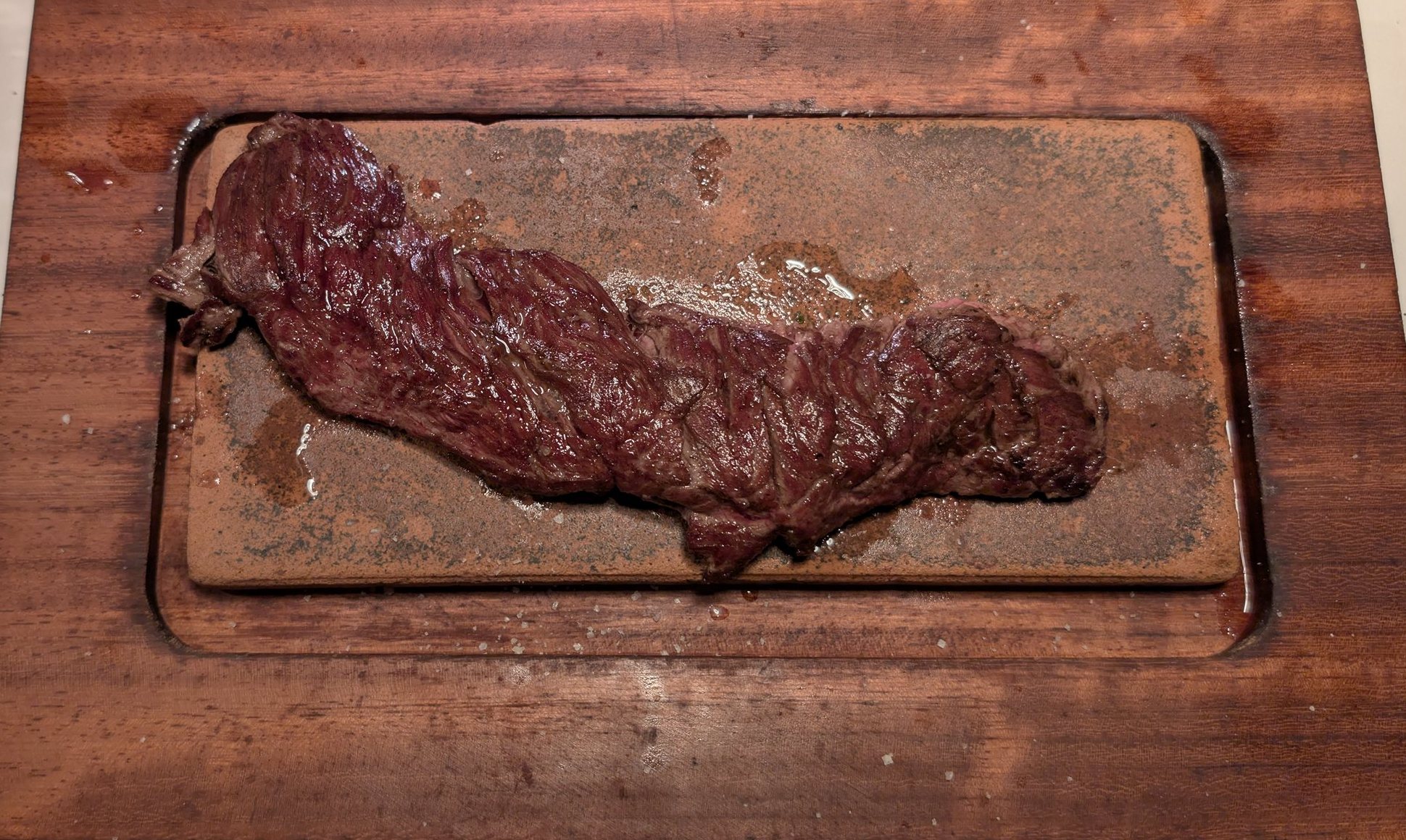 Gegrilde bavette met grove draad, geserveerd op een warme steen
