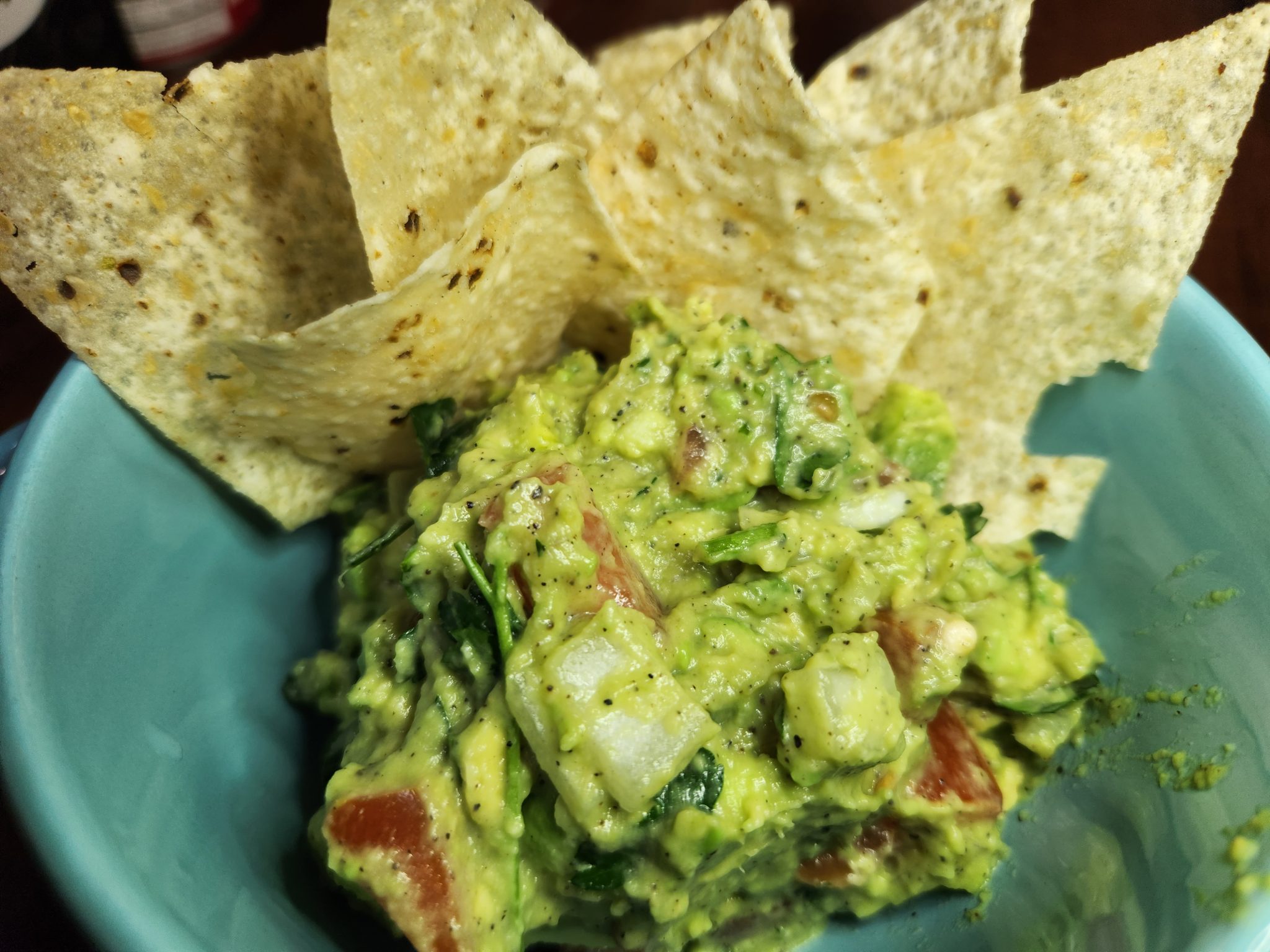 Zelfgemaakte guacamole met knapperige tortillachips