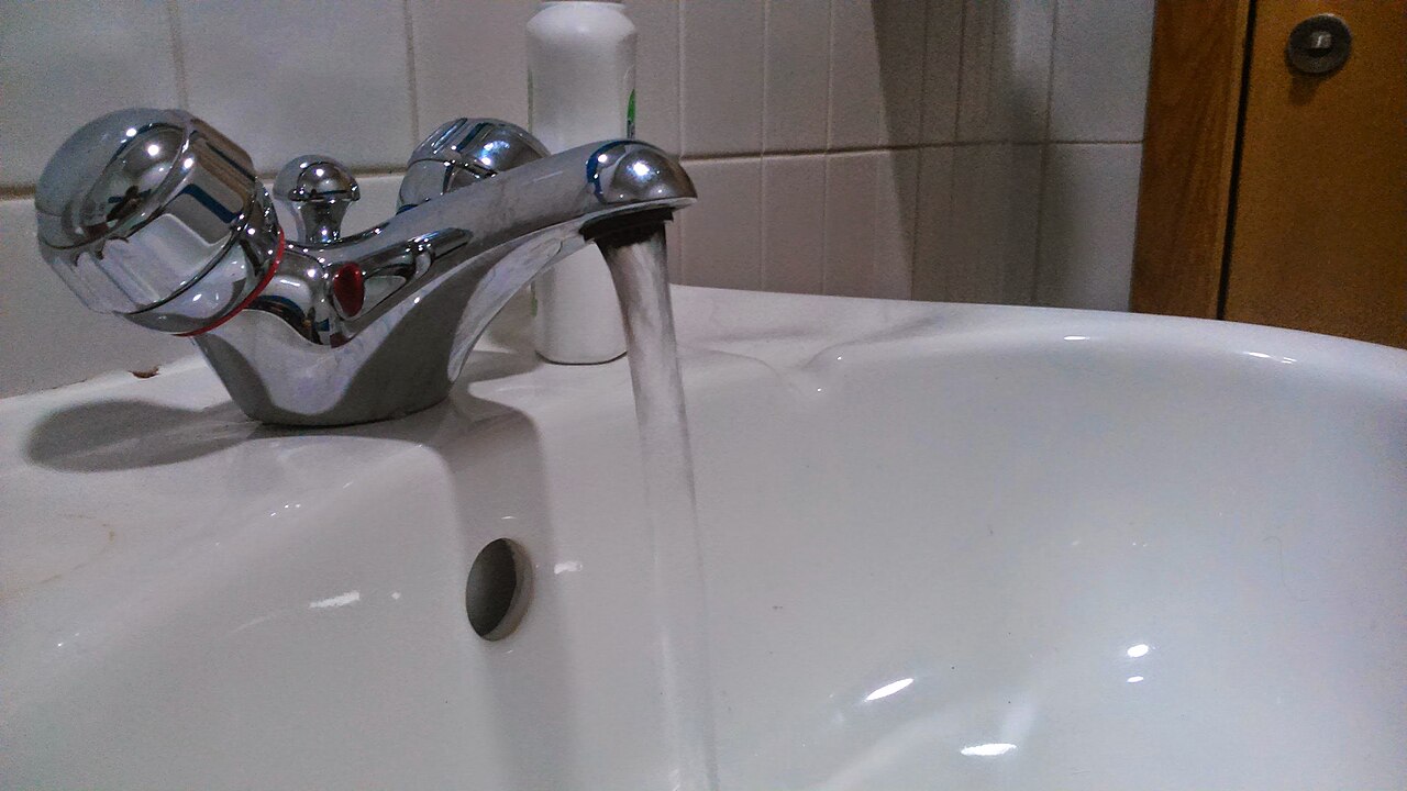 Kalkaanslag te lijf: waterkoker, douchekop en kranen weer schoon